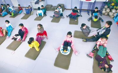 ���������������^(q��)��Ⱦ��������(j��)�К����_(t��i)�A(y��)��(b��o)�������������Н��F�����ϱ��L(f��ng)���(q��)ɢ�F�����D��R��һС���꼉(j��)�ĺ��ӂ��ڌW(xu��)У���������w���n������(b��o)ӛ��