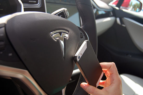 ��˹��Model S�̼�����������iPhone�����{�